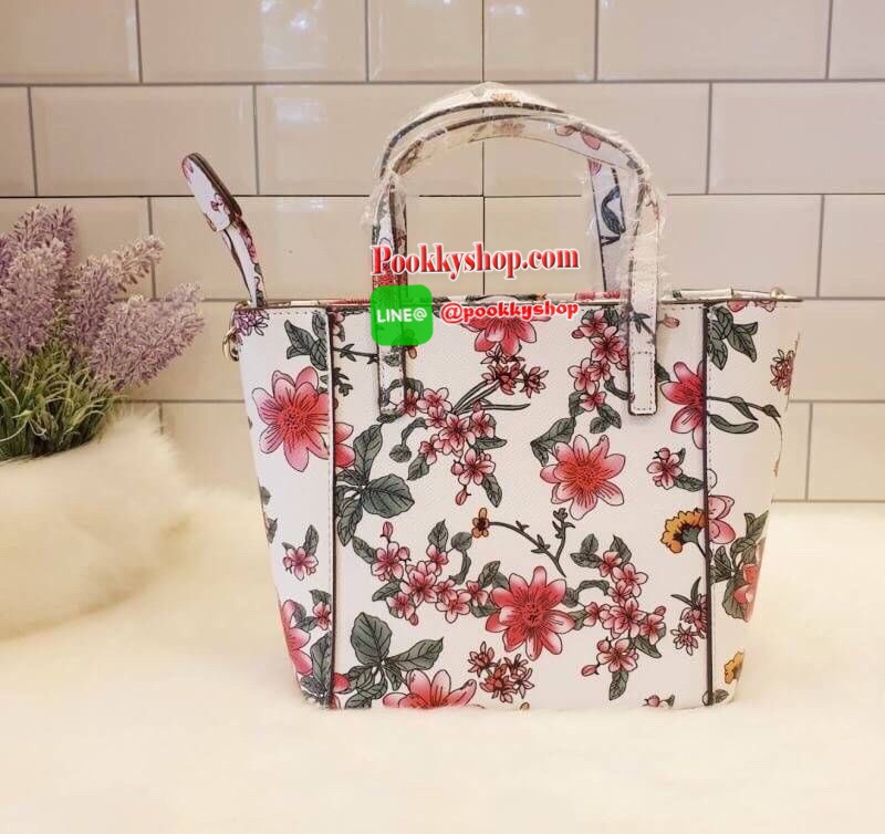GUESS OPEN ROAD FLORAL MINI TOTE กระเป๋าถือหรือสะพายขนาดกำลังดี วัสดุหนังซาฟิโน่แต่งลายดอกไม้อ่อนหวานสดใส ฐานตั้งอยู่ทรง เปิดปิดด้วยซิป ใส่กระเป๋าสตางค์ยาวได้ สายสะพายปรับระดับได้ สวยน่าใช้จริงๆจ้า