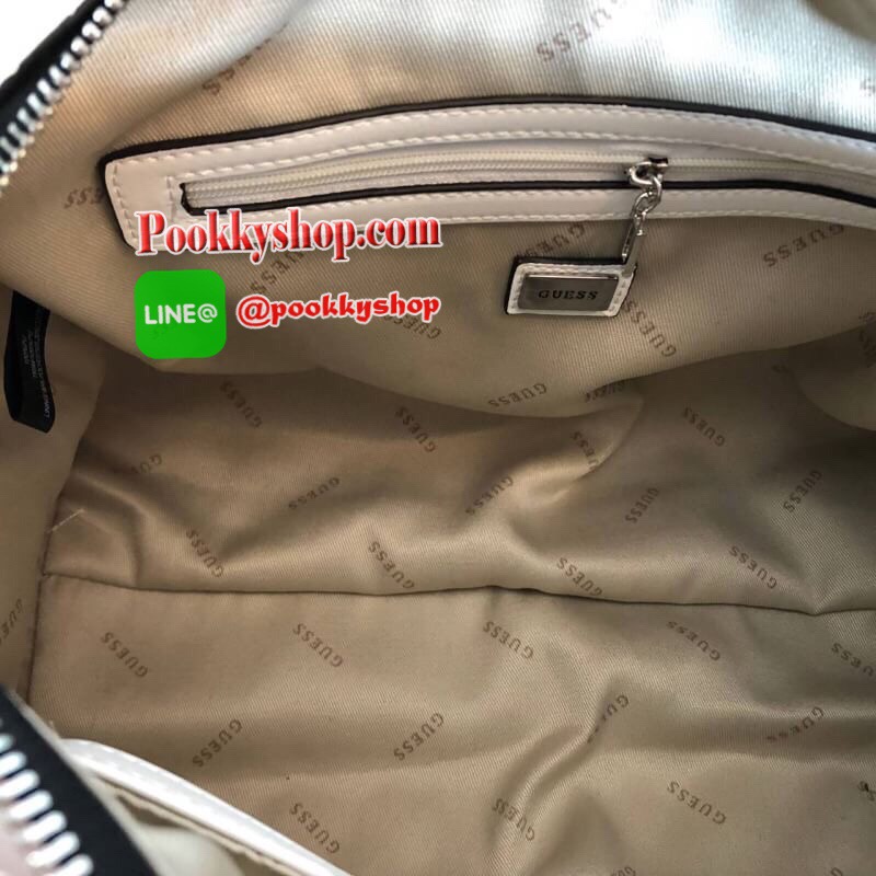 GUESS Sweet Candy Large Satchel กระเป๋าสะพายทรง Bowling รุ่นใหม่ล่าสุดจาก GUESS FACTORY หนังนิ่มลายตารางสวยอยู่ทรงใบใหญ่กำลังดี ด้านหน้าประดับโลโก้หูหิ้วโซ่ร้อยหนังสะพายไหล่ได้เเข็งแรงรับน้ำหนักได้เยอะ เปิดปิดด้วยซิปสะดวกใช้ มีหมุดรองฐานกันรอย ภายในมีช่อง