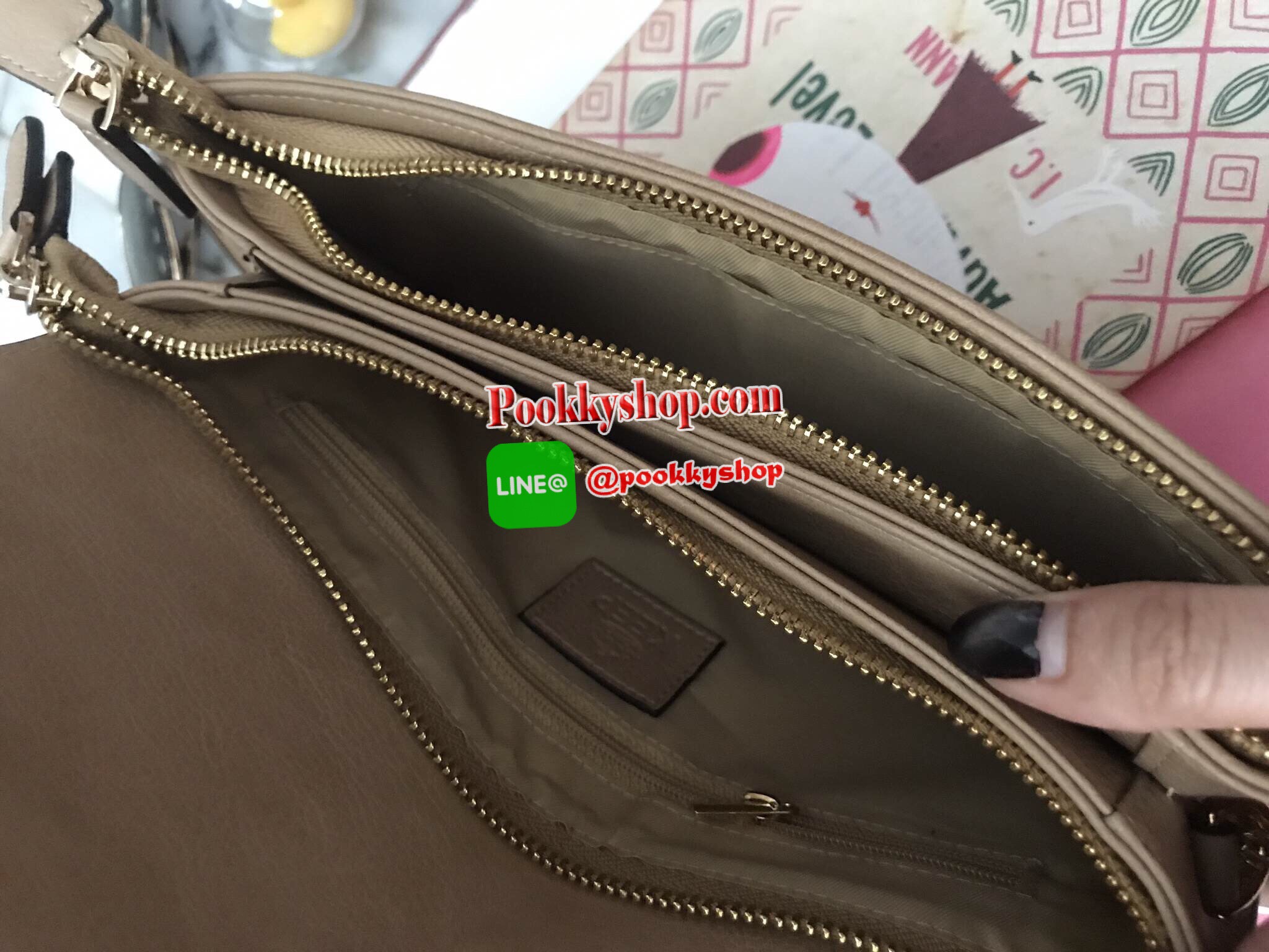 ใหม่ล่าสุด !!KEEP Clutch bag with strap กระเป๋าสะพาย งานหนังลายสวยมาก รับประกันคะ ปรับเก็บสายถือเป็น clutch bag ได้คะ มีสายคล้องข้อมือ อะไหล่ทอง ขนาดกะทัดรัด พร้อมช่อง ใส่ของ 3 ช่องใหญ่ มีซิปปิดปากกระเป๋าอย่างดี ใส่กระเป๋าตังค์ มือถือ iphone 6 plus ได้คะ