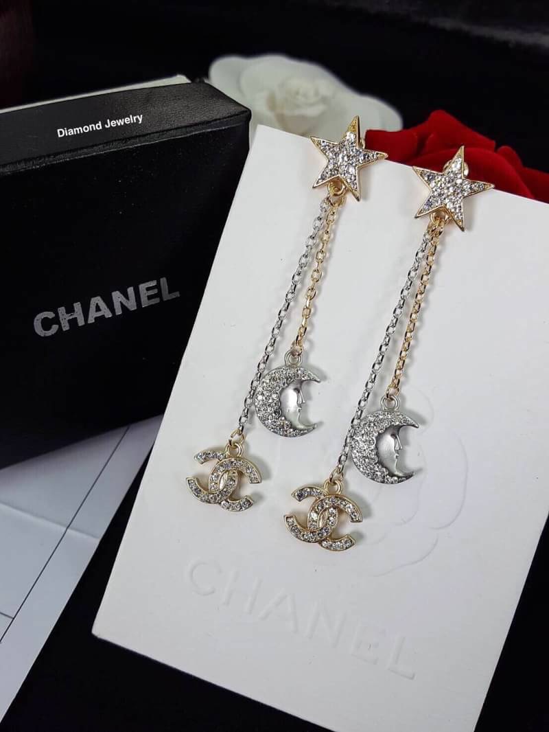 Super Hi-End Quality !!!!!! Chanel Earrings ต่างหูโซ่ชาแนลประดับคริสตัลชวารอฟสกี้ ชนช็อป คอลเลคชั่นล่าสุดเลยคะ งานน่ารักมากๆคะ มีโลโก้ตัวซีไขว้เหมือนของแท้ งานดี มีน้ำหนักแต่ไม่หนักมากค่ะ รุ่นนี้หรูหรา ใส่ออกมาได้ลุคคุณหนูเรียบร้อย งานสวยเกินราคาแน่นอนค่ะ
