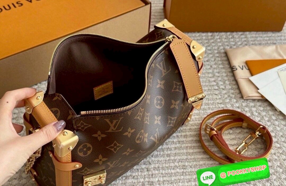 🕊️ พร้อมส่ง | LV Side Trunk MM กระเป๋าสะพายทรงกล่องสุดไอคอนิค ทรงสวยมีเสน่ห์ โดดเด่นด้วยหมุดเข้ามุม ซิปเปิด-ปิดล็อคได้ ภายในเป็นช่องโล่ง มีสายสะพายคล้องแขน คล้องไหล่เก๋ๆ หรือสะพายข้างชิคๆ พร้อมตอบรับได้ทุกลุค ทุกสไตล์ไปเลยจ้า
