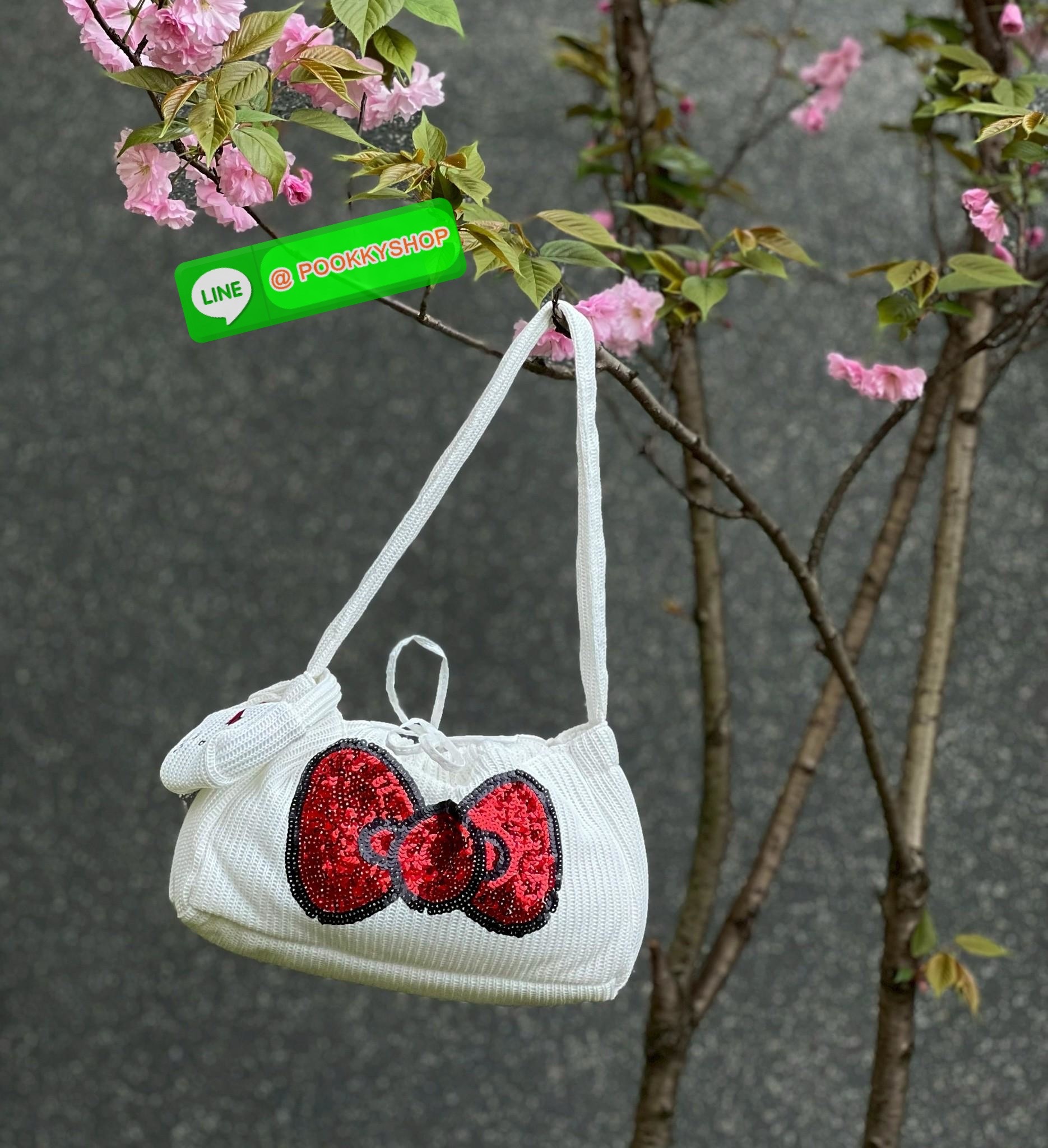 **สินค้าเข้าใหม่** New New New LIMITED EDITION GENTLEWOMAN X HELLO KITTY KNIT BAG มาพร้อมกระเป๋าใบลูกถักKitty ห้อยน่ารักๆด้วยหนึ่งใบ 🔖สินค้าพร้อมส่ง! น้องน่ารักไม่ไหวสำหรับรุ่นนี้ วัสดุผ้าKnitทั้งใบ สวยงามมากๆ ด้านหน้าเป็นกริตเตอร์สีแดงสวยโดดเด่นเ