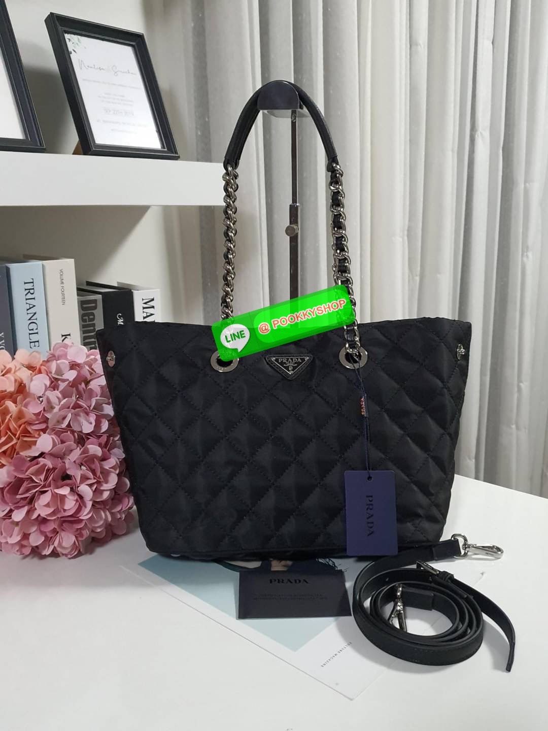 พร้อมส่งค่า New Arrival มาใหม่จากแบรนด์ Prada วัสดุทำจากผ้า Nylon ตามแบบฉบับของแบรนด์ รอบนี้มากับ ทรงHand bag มาพร้อมสายสะพายยาวCrossbody ปรับปากกระเป๋าได้สองแบบ ด้วยกระดุมข้าง คุ้มมากคะ เปิดปิดด้วยกระดุม ภายในบุผ้าลายแบรนด์ มีช่องซิปใส่ของแยก2ช่อง จุของไ