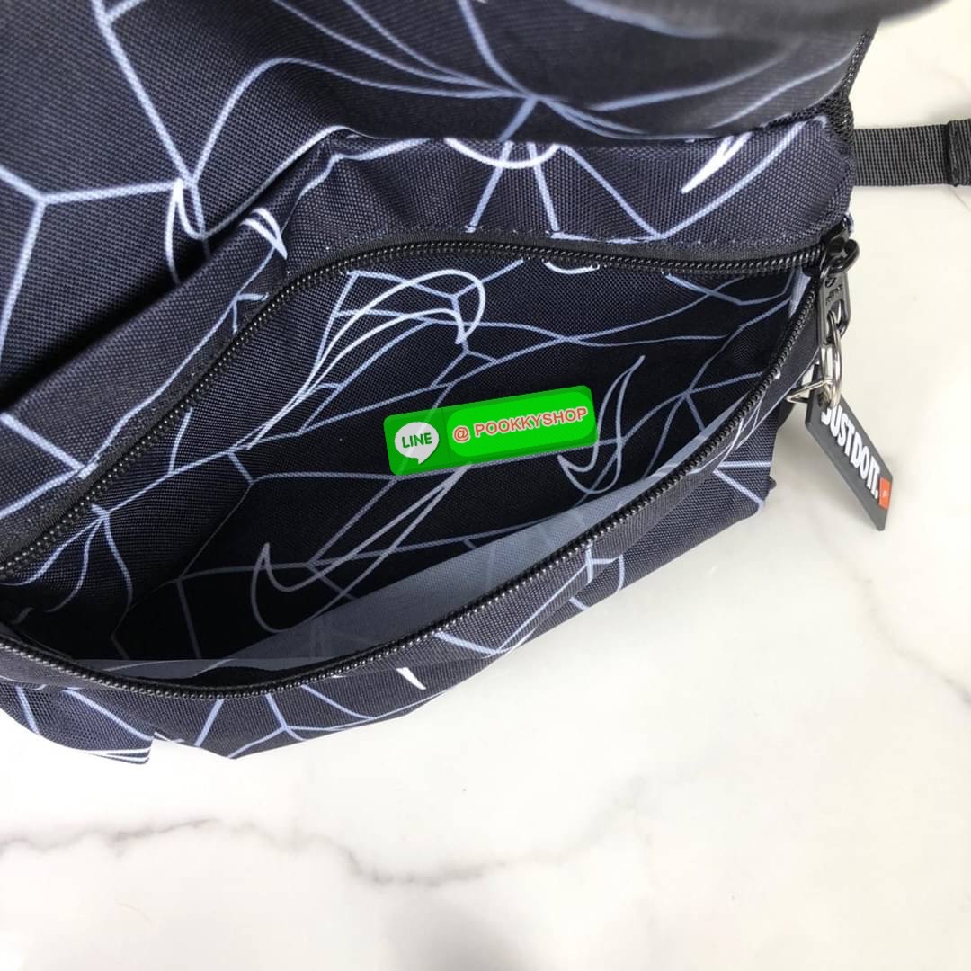 กระเป๋าเป้ NIKE ด้านหน้ามีช่องซิป 1 ช่อง ด้านบนเป็นซิปคู่ ด้านในโล่ง ด้านข้างมีช่องใส่ขวดน้ำได้ทั้ง 2 ข้างค่ะ หูหิ้วด้านบนสูง 4 cm สายสะพาย สามารถปรับได้ Free Size