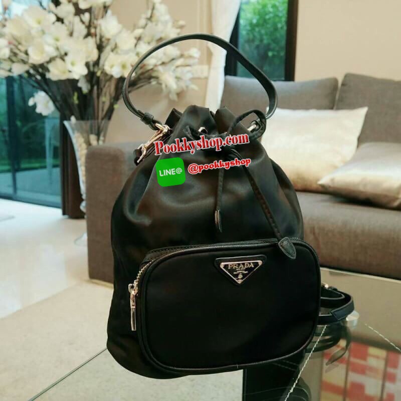 PRADA MINI nylon crossbody bag ARRIVAL รุ่นขายดี ตัวกระเป๋าอะไหล่สีทอง ไซส์มินิ ขนาดกะทัดรัด สามารถใส่ I phone+ ได้ หรือของจุกจิกได้เยอะ เนื้อหนาซับในอย่างดี มาพร้อมสายคล้องมือ + สายสะพายยาวปรับได้ แบบระดับที่สุดแห่งความสวยหรู กับราคาสุดคุ้มที่สาวๆชื่นชอบ