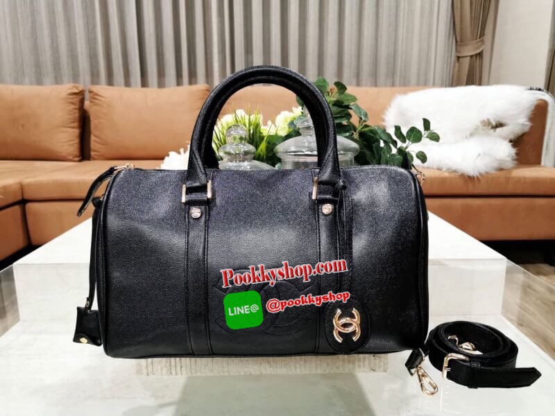 NEW! CHANEL CAVIAR LARGE HANDBAG VIP GIFT WITH PURVHASE กระเป๋าเดินทางใบใหญ่รุ่น Limited Edition - GWP พรีเมี่ยมกิ๊ฟของเเท้จาก Chanel Counter หนังคาเวียร์เนื้อหนาสีดำขึ้นลายสวยหรูอยู่ทรง ด้านหน้ามีโลโก้แบรนด์ เปิดปิดด้วยซิปสะดวกใช้ ประดับTAG โลโก้แบรนด์อะ