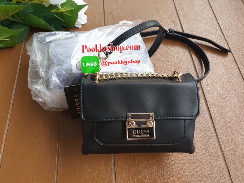 Guess Mini Crossbody Bag กระเป๋าสะพายข้าง Crossbody หนังนิ่มเรียบอยู่ทรง มาพร้อมพวงกุญแจแบรนด์ฝังเพชรสวยหรู ดูแพง พวงกุญแจถอดออกได้ กระเป๋าขนาดกำลังพอดี น่ารัก น่าใช้ค่ะ เปิด-ปิดด้วยกระดุมแป็ก ด้านหน้าติดโลโก้แบรนด์อะไหล่ทอง ภายในโล่ง ซับในผ้าอย่างดี มีช่