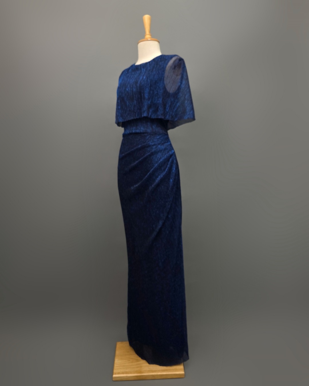 เดรสแฟชั่น เดรสเสื้อคอกลมแขนกุด ดีเทลเป็นเสื้อคลุมไหล่ในตัว กระโปรงทรงสอบจับเดรป