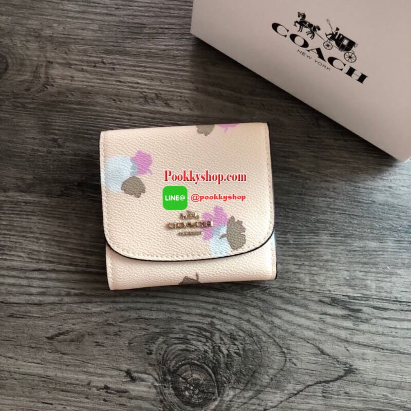 COACH Small Wallet in Floral Print Coated Canvas กระเป๋าสตางค์ใบสั้น สามารถใช่งานได้ทั้งด้านหน้าและด้านหลัง ด้านหน้าเปิด - ปิดด้วยกระดุม ภายในมีช่องใส่บัตรและธนบัตร ด้านหลังเปิด - ปิดด้วยกระดุม มีช่องสำหรับใส่เหรียญ