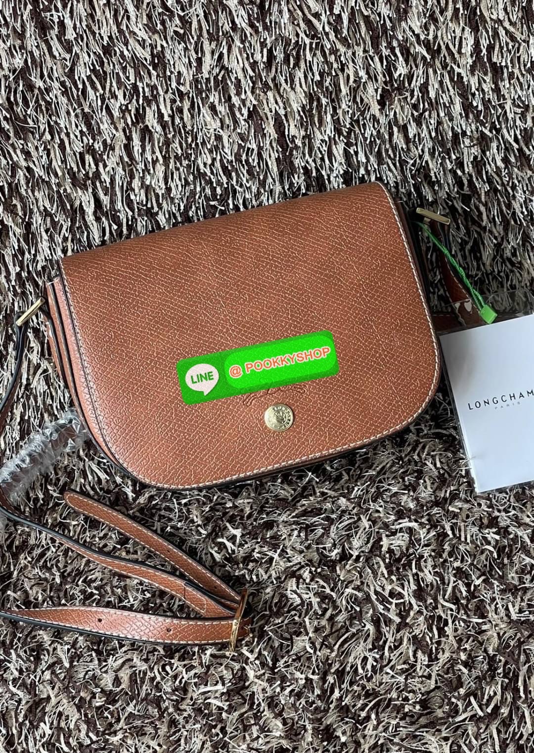 💕Longchamp Epure Crossbody Bag ด้วยรูปแบบที่ชวนให้นึกถึงฝาพับของ Le Pliage กระเป๋าสะพายข้างขนาดเล็กใบนี้มีทั้งความอ่อนเยาว์และความเป็นผู้หญิงในเสน่ห์ของมัน โดดเด่นด้วยรูปทรงกระเป๋าแบบอานม้า ยกย่องให้กับตำนานนักขี่ม้าของ Longchamp EPURE สายสะพายซึ่