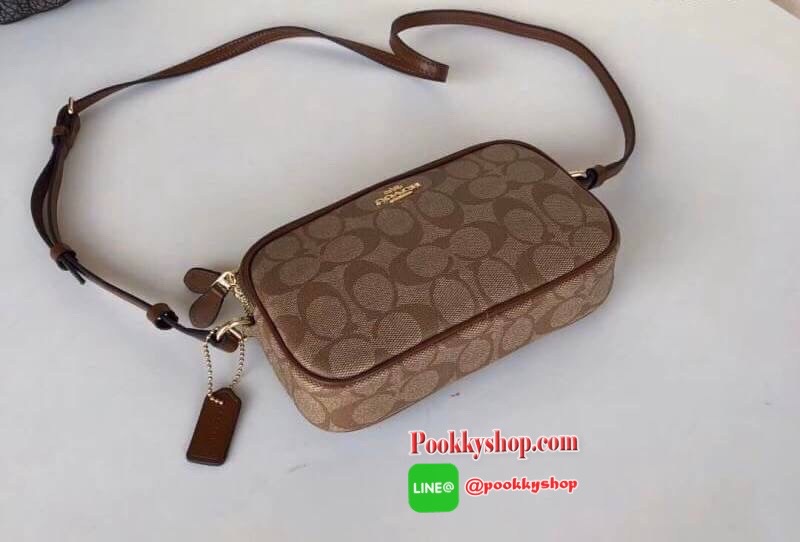 กระเป๋าสะพาย COACH เปิด - ปิดกระเป๋าด้วยซิป มีช่องใส่ของ 2 ช่องใหญ่ ด้านในมีช่องใส่ของ 1 ช่อง