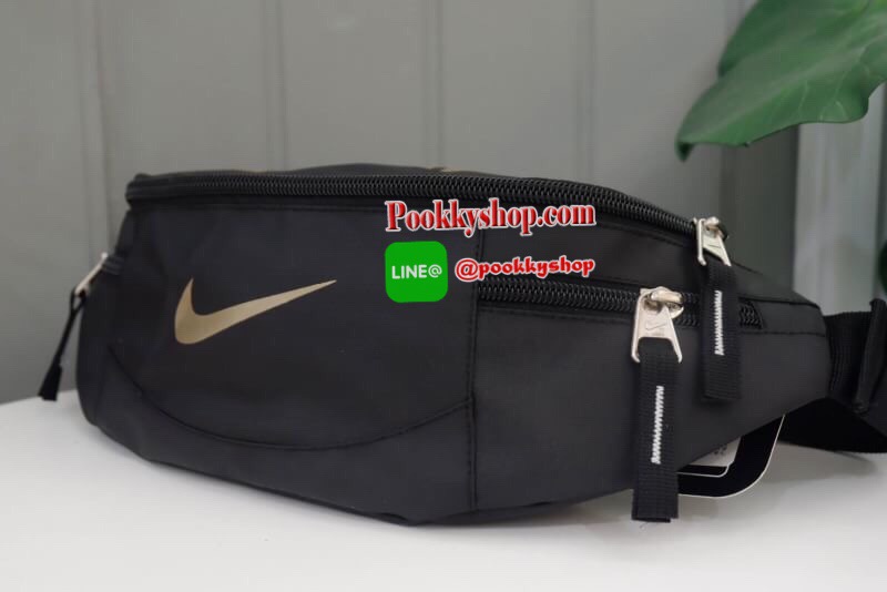 Brand : Nike กระเป๋าคาดเอว สะพายข้างใบใหญ่ เก็บของได้เยอะ ภายนอกมี2 ซิป ภายใน มีซิปเล็กไว้เก็บของ สายสะพายปรับได้ ใส่ได้ทั้งผู้หญิง และ ผู้ชาย