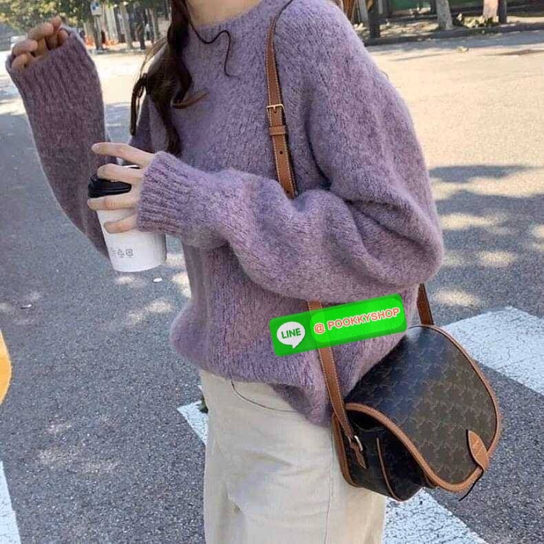 🔆 Model CELINE FOLCO SHOULDER BAG IN TRIOMPHE CANVAS 🔆 Details รุ่นยอดฮิต ขายดีไม่มีตก กับกระเป๋าสะพายข้าง ทรงสวยโดดเด่นเป็นเอกลักษณ์ ดีไซน์โค้งมนสวยงาม เปิด-ปิดกระเป๋าด้วยสายหนัง สายสะพายในตัว ปรับได้ ภายใรเป็นช่องโล่ง แบ่งสัดส่วนไว้อย่าง