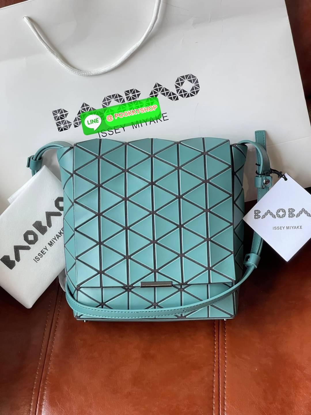 💕Baobao Issey Miyake Off-White Flap Messenger Bag(Large) สำหรับใครที่ต้องการใช้งานแบบเน้นการเคลื่อนไหวที่คล่องตัว แนะนำรุ่นนี้เลยคะ มาพร้อมแผ่นรูปทรงสามเหลี่ยมอันโดดเด่นแฝงไปด้วยความทันสมัยบ่งบอกถึงความเป็นเอกลักษณ์ของแบรนด์ได้เป็นอย่างดี ซึ่งสายส