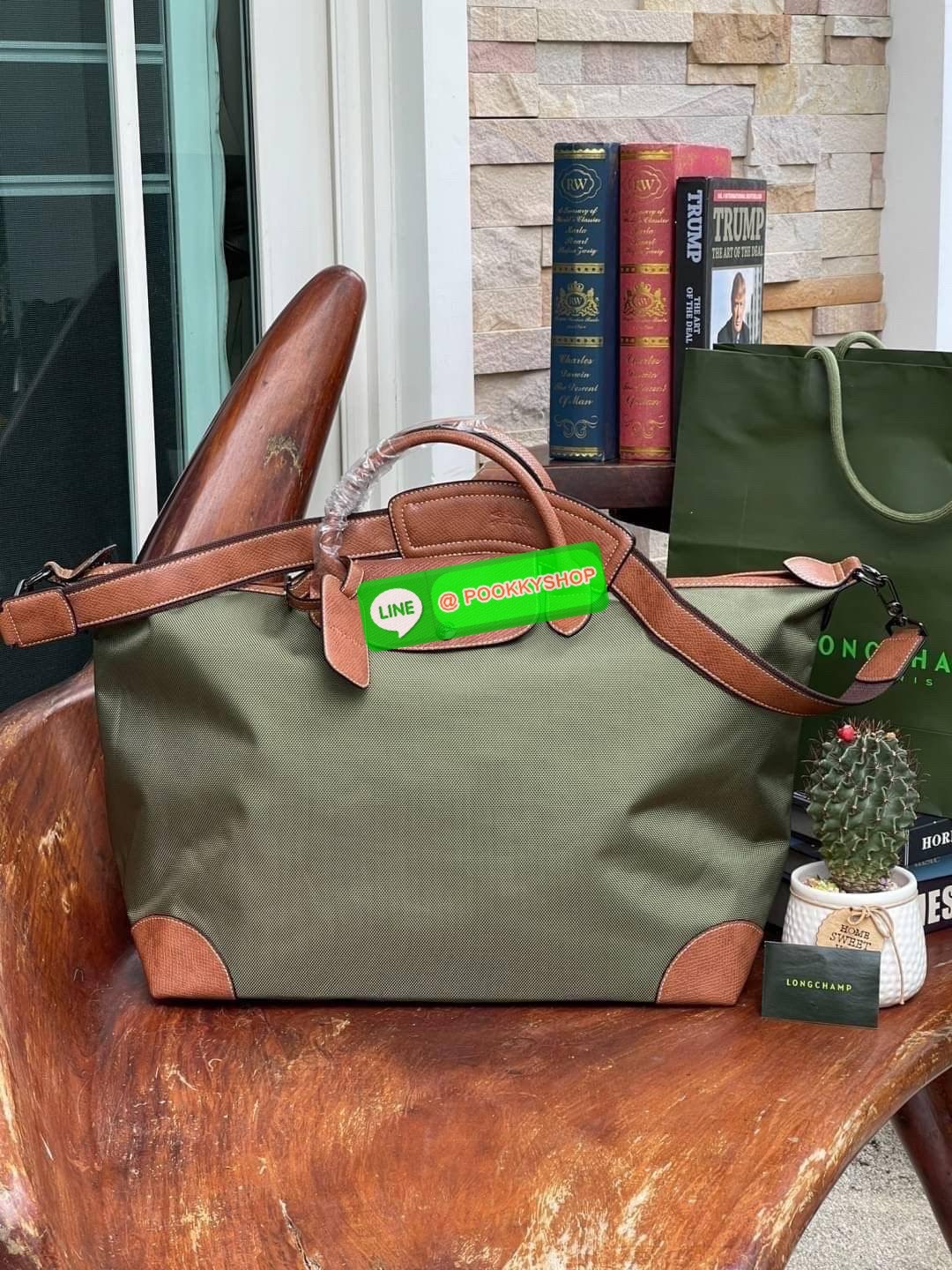 💕 LONGCHAMP BOXFORD TRAVEL BAG L กระเป๋าเดินทางขนาดใหญ่ มาพร้อมสายสะพายที่สามารถถอดได้ ให้คุณเลือกสะพายไหล่หรือถือได้ มีซิปรูดเปิดปิดกระเป๋าที่ให้คุณมั่นใจได้ว่าคุณจัดเก็บไอเท็มของคุณได้อย่างมิดชิด บ็อคฟอร์ด (BOXFORD) สะท้อนความเป็นเอกลักษณ์ของแบร