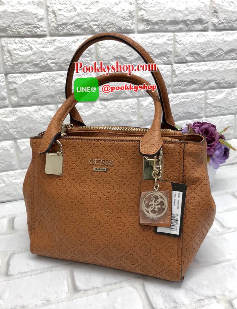New arrival !!! GUESS HANDDLE CITY BAG พร้อมส่งค่ะ กระเป๋าถือหรือสามารถสะพายข้างได้ วัสดุหนังคุณภาพดี พิมพ์ลายแบรนด์ทั้งใบ รุ่นนี้บอกเลยหนังนิ่มมากๆค่ะ!!! ด้านหน้าห้อยพวงหนังและอะไหล่แบรนด์มาให้ค่ะ ด้านข้างกระเป๋าเป็นกระดุมสำหรับขยายหรือเก็บทรงกระเป๋า. เป