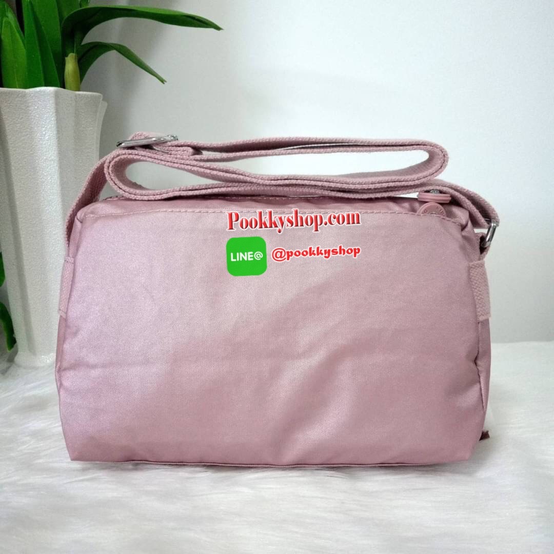 KIPLING Mini Crossbodybag กระเป๋าสะพายข้างขนาดกะทัดรัด ผลิตจากวัสดุ Nylon+ Polyester100% มีช่องใช้งานแยกย่อยมากถึง 4 ช่อง -ด้านหน้ามีช่องซิป 2 ช่อง -ช่องหลักโล่ง กว้าง จุของใช้ได้เยอะ -ด้านหลังมีช่องซิปอีก 1 ช่อง มาพร้อมพวงกุญเเจลิง สายสะพายยาวสามารถปรับไ