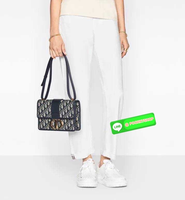 CD 30 MONTAIGNE BAG 🔆 Details กระเป๋าสะพายข้างสุดฮอต จากเคาน์เตอร์ dutyfree ที่สาวๆต้องไม่พลาด ทรงสวยมีกิมมิคในตัว ดูแพง ดีไซน์ย้อนยุคเป็นเอกลักษณ์ เปิด-ปิดด้วยอะไหล่กดล็อคแน่นหนา ใช้งานง่าย ด้านหลังมีช่องใส่ของจุกจิกได้ ภายในเป็นช่องโล่ง ใส่ของสำ