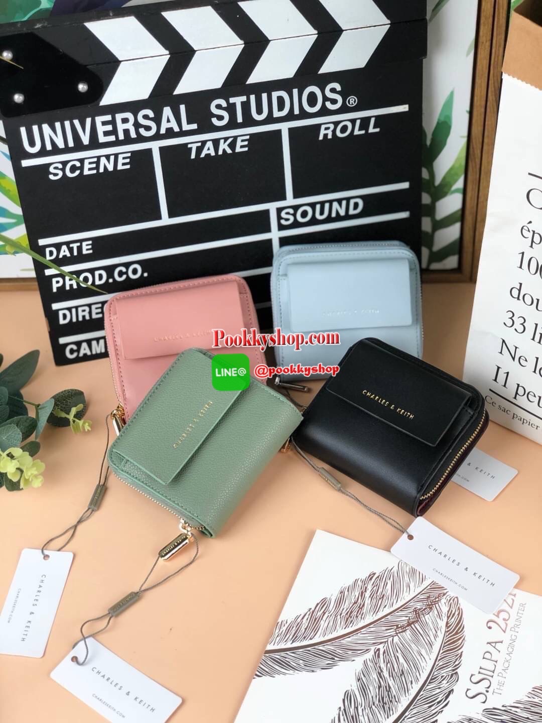 New arrival! Charles & Keith classic wallet กระเป๋าเงินใบสั้น จับถนัดมือมากเลยค่ะ ด้านหน้าปั๊มโลโก้แบรนด์สามารถเปิดกระดุมออกใส่การ์ดที่ใช้บ่อยได้พอดีค่ะ ช่องใหญ่เปิดปิดแบบกระดุม มีช่องการ์ด 8 ช่อง ช่องใส่ธนบัตรตามยาว และยังมีช่องซิปแยก สามารถใส่เหรียญหรือ