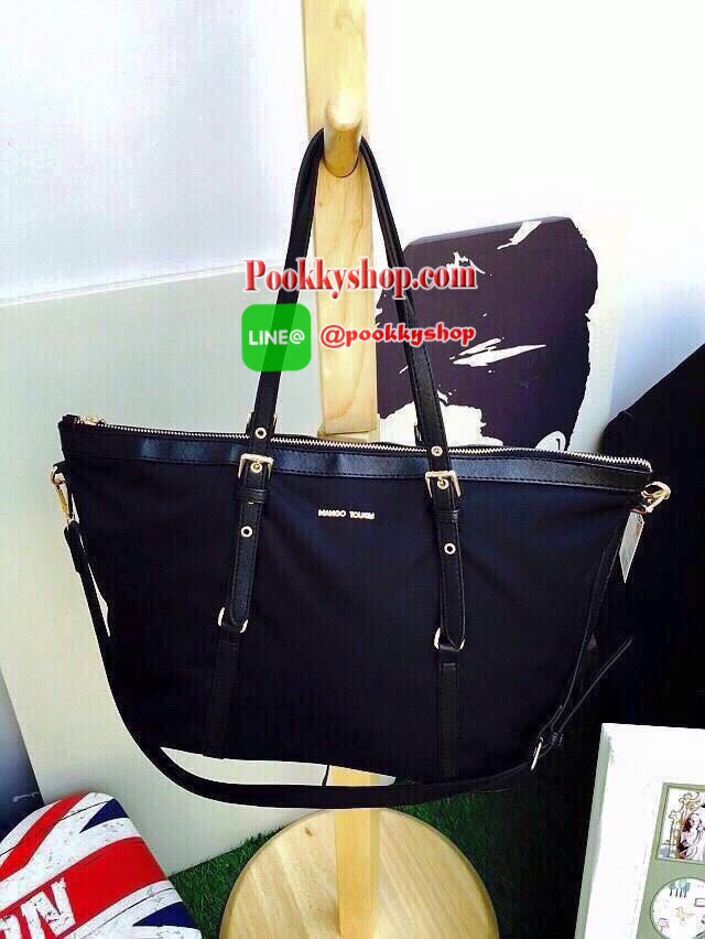 กระเป๋าทรงเท่ห์ สีดำ ยี่ห้อ MANGO คล้าย PRADA วัสดุทำด้วยผ้าร่ม น่าใช้ ขอบและสายกระเป๋าเป็นหนัง saffiano อะไหล่สีทอง ตัดกันลงตัว ดูดีค่ะ ภายในมีช่องซิป 1 ช่อง ฐานแข็งเป็นทรง สายยาวถอดออก และปรับระดับได้ จุของได้เยอะเลยค่ะ เป็นสินค้าแบรนด์แท้ งาน Sale ค่ะ