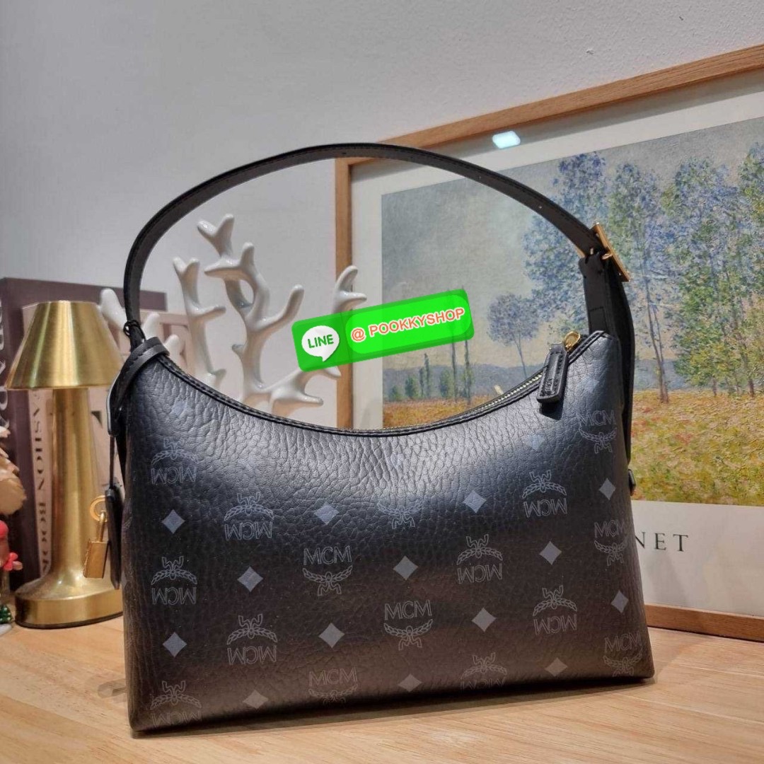 MCM AREN HOBO IN VISETOS 🔆 Details ฮอตฉ่ำมาก! กับกระเป๋าสะพายทรงโฮโบ ทรงสวยมาก ขนาดกำลังดี จุของได้เยอะ ใช้งานสะดวกด้วยการรูดซิป พิเศษแถมพวงหนังและชุดกุญแจล็อคมาให้ด้วย ถอดออกได้ นำไปใช้กับกระเป๋าใบอื่นได้ด้วย ภายในโล่งกว้าง ใส่ของสำคัญได้อย่างครบ