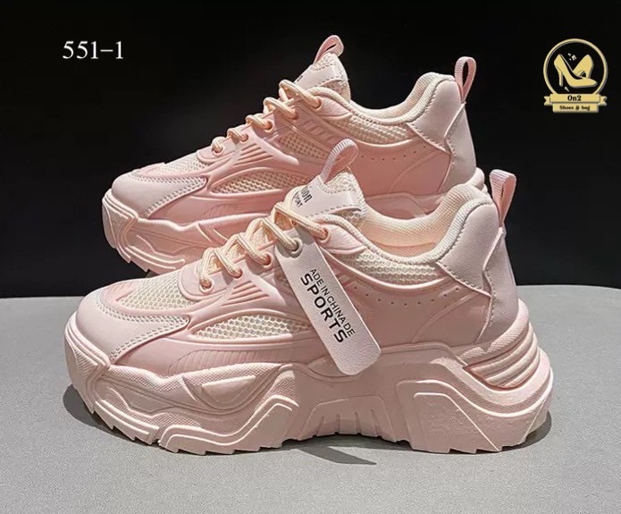 รองเท้าผ้าใบแฟชั่นเกาหลีดีไซน์ทันสมัยและโดดเด่น ด้วยพื้นรองเท้าที่มีความหนาและดีไซน์ที่ดูมีลูกเล่น เหมาะสำหรับผู้ที่ชื่นชอบสไตล์สปอร์ตแฟชั่นที่ใส่สบายและเสริมความสูงได้เล็กน้อย มีให้เลือกทั้งสีขาวครีมและสีชมพูอ่อนที่ดูน่ารัก ดูทะมัดทะแมง สามารถนำไปมิกซ์แอ