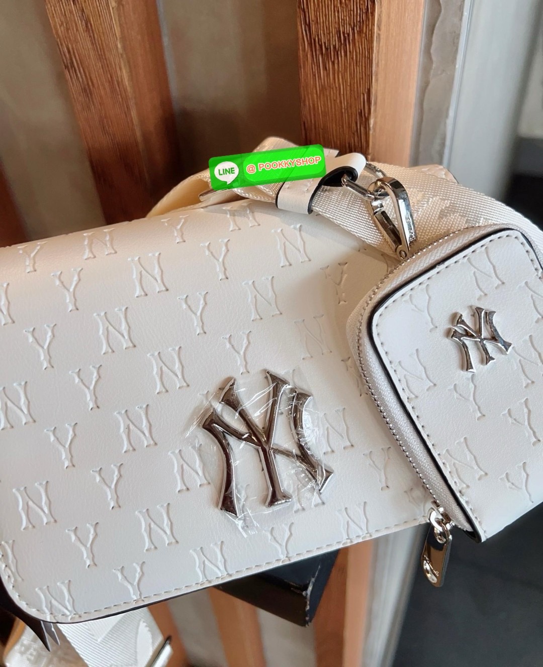 NEW IN! ใบจริงน้องสวยมากๆ คุ้มแก่การมีติดตัว! MLB MONOGRAM EMBO CROSS BAG 💌พร้อมส่ง! ใครมีแล้วหรือจะมีเพิ่มหรือซื้อเป็นของขวัญให้เพื่อนๆรุ่นนี้ไม่ทำให้ผิดหวังค่ะ หนังแท้อย่างดี ปั้มลายแบรนด์ทั้งใบ