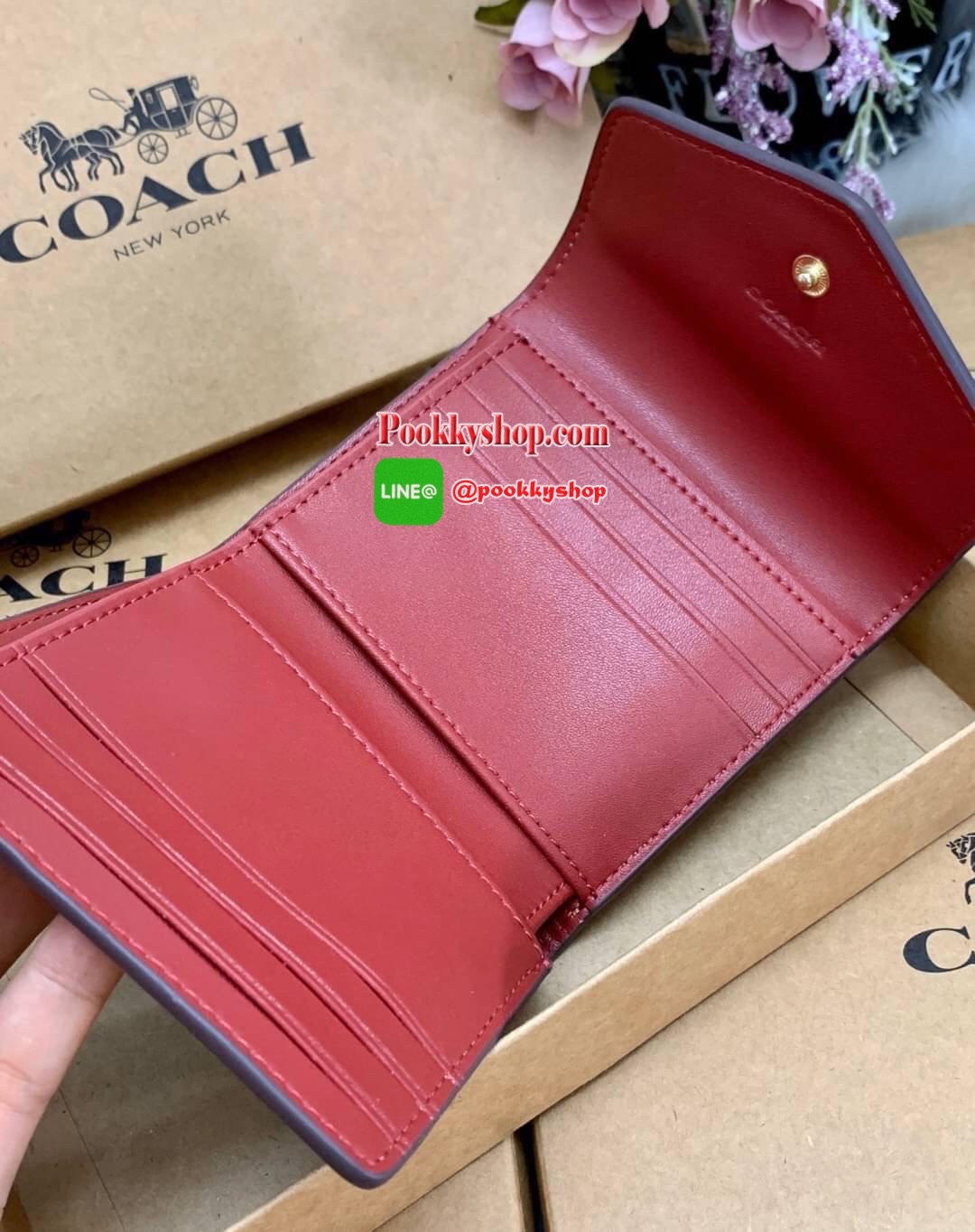 New in COACH SHOT WALLET BAG กระเป๋าสตางค์ใบสั้น วัสดุหนังแกะสวย ขนาดกำลังดี เปิดปิดกระเป๋าแบบกระดุม ข้างในมีช่องใส่ธนบัตรตามยาวได้ ช่องใส่บัตรต่างๆได้ถึง9ใบค่ะ พร้อมช่องซิปด้านหลังใส่เหรียญหนึ่งช่องค่ะ เป็นอีกรุ่นที่น่าใช้มากๆ สินค้าพร้อมส่งที่ไทยนะค่ะ