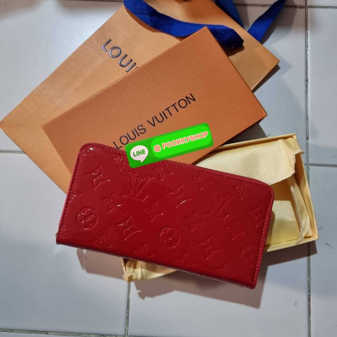 NEW IN!! LV long zip wallet with gwp กระเป๋าสตางค์พรีเมี่ยมกิ๊ฟ ดีไซน์ล่าสุด หนังแก้ววิบวับ หรูหรามาก ใบยาวขนาดกำลังเหมาะมือ ถือแล้วขับผิว ถือออกงานก็คือเลิศ วัสดุหนังแก้วเคลือบผิวกลิตเตอร์ เล่นกับแสงสวยมาก เปิด-ปิดด้วยซิปรอบ ภายในมีช่องใส่บัตรเยอะมาก มีช