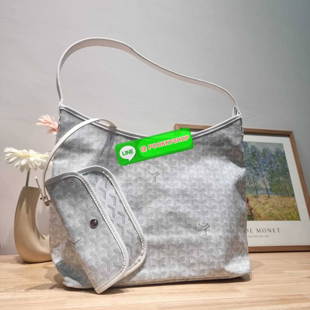 GOYARD BOHEME HOBO BAG ใหม่สุดคุ้ม กับกระเป๋าสะพายทรงโฮโบ ใบใหญ่จุใจ!! มาครบสีขายดี เลิศทุกสี รูปทรงคลาสสิค ดีไซน์เป็นเอกลักษณ์ วัสดุหนังแคนวาสพิมพ์ลายสวยคม ปากกระเป๋ามีซิปเปิด-ปิดกันของหล่นได้ ภายในโล่งกว้างมาก มาพร้อมสายคล้องในตัว ทนทาน สะพายสวยๆได้ทุกว