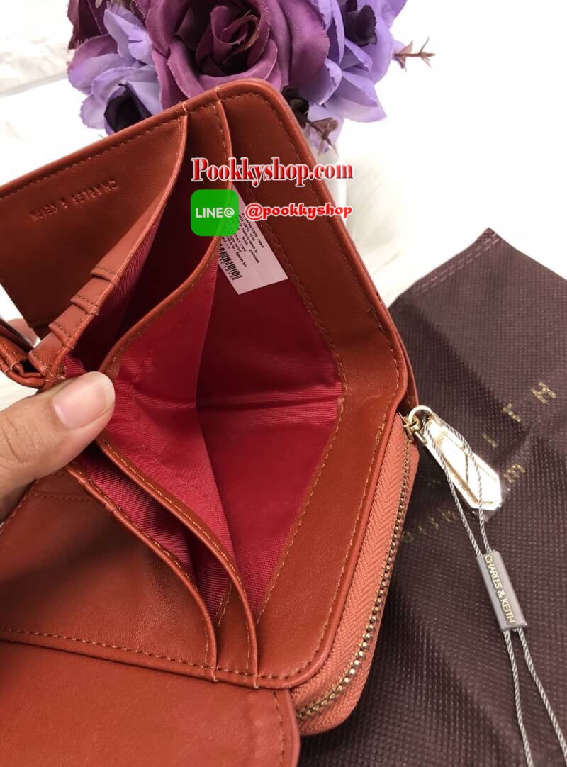 New!!! CHARLES & KEITH SMALL ENVELLOPE WALLET BAG สีออกใหม่ปี 2018 โลโก้ อะไหล่ทองค่ะ!!! พร้อมส่งสินค้าเข้าใหม่ค่ะ!!! กระเป๋าสตางค์ใบสั้น ขนาดกำลังดี หนังเรียบ ด้านหน้าปั้มโลโก้แบรนด์ เปิดปิดช่องหลักแบบแม่เหล็ก ด้านในมีช่องใส่บัตรได้ถึง15 ช่อง เยอะมากค่า