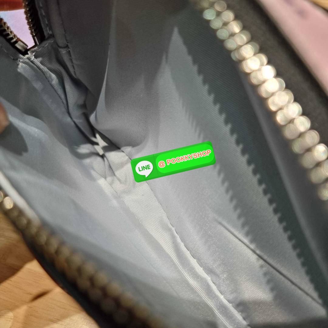 MARC JACOBS THE SNAPSHOT AIRBRUSH BAG สายหวานต้องมีแล้ว! ไอเท็มยอดฮิตที่โดดเด่นเป็นเอกลักษณ์ กับกระเป๋าสะพายข้างสุดปัง ลวดลายเพ้นท์สไตล์แอร์บรัช สวยละมุน เรียกได้ว่าไม่ซ้ำใคร!! วัสดุหนังวัว สวยอยู่ทรง เปิด-ปิดกระเป๋าด้วยซิป มีซิปหลัก 2 ช่อง แบ่งสัดส่วนไว้