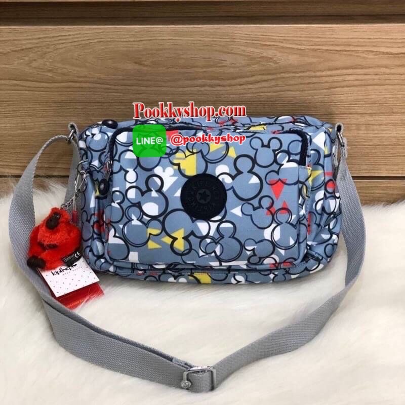 Kipling Disney's Mickey Mouse กระเป๋าสะพายทรงสวย รุ่นยอดนิยมเลยค่ะ สายสะพายปรับระดับสั้น-ยาว เป็นกระเป๋าสะพายเฉียงลำตัวได้ค่ะ ช่องซิปเยอะค่ะ ใส่ของได้เป็นสัดส่วน จุสัมภาระได้ดีเลยค่ะ ทรงสวย สะพายน่ารักมาก ห้ามพลาดเลยค่ารุ่นนี้
