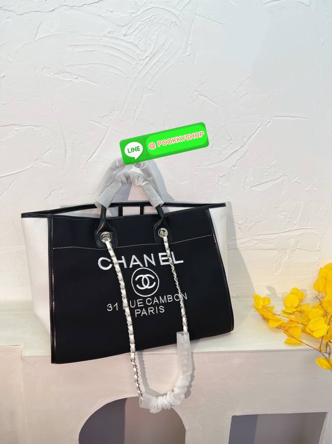 🌟 New Arrival !! รุ่นที่สาวๆรอคอย CHANEL CANVAS TOTE BAG จากงานพรีเมี่ยม VIP GIFT รุ่นดังเลยค้า SIZE ใหญ่อลัง ตัวกระเป๋าเป็นผ้า CANVAS เนื้อดีสมราคา อะไหล่เงินปั้มแบรนด์แท้ทั้งใบ ด้านหน้าปักแบรนด์สุดหรู จุของได้เยอะมากก มีช่องซิป/ใส่ของเป็นสัดส่วน