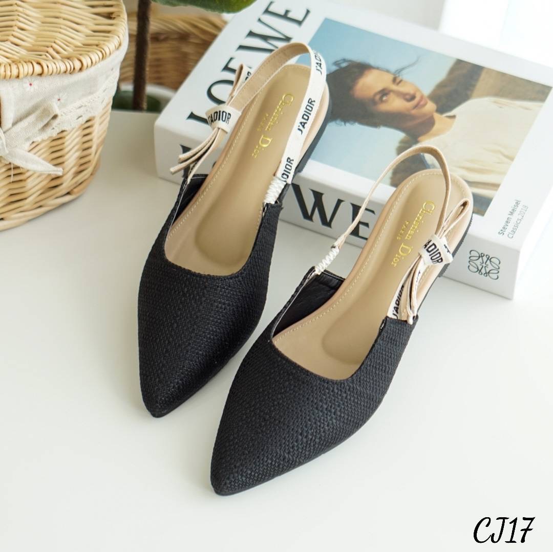 พร้อมส่ง รองเท้า D io r ตัวใหม่ ทรงสวมปิดหัวส้นแบน สายรัดส้นเป็นริบบิ้น งานปักโลโก้ วัสดุทำจากผ้ากระสอบซับหนังนิ่มด้านใน งานสวยมากค่ะ น่ารัก สุดๆ สีสวย พื้นปั้มแบรนด์