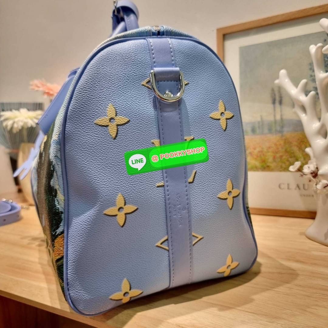 LV×Jeff koons van gogh keepall travel bag 🔆 Details ใหม่ล่าสุด กระเป๋าเดินทางสุดคลาสสิค ไซส์ใหญ่จุใจ ไอเท็มที่จะทำให้การเดินทางไม่ธรรมดาอีกต่อไป ด้วยดีเทลความเป็นเอกลักษณ์ ลงลวดลายภาพวาดโดดเด่นไม่ซ้ำใคร เปิด-ปิดด้วยซิปแน่นหนา มีกุญแจล็อคได้ มีสายส