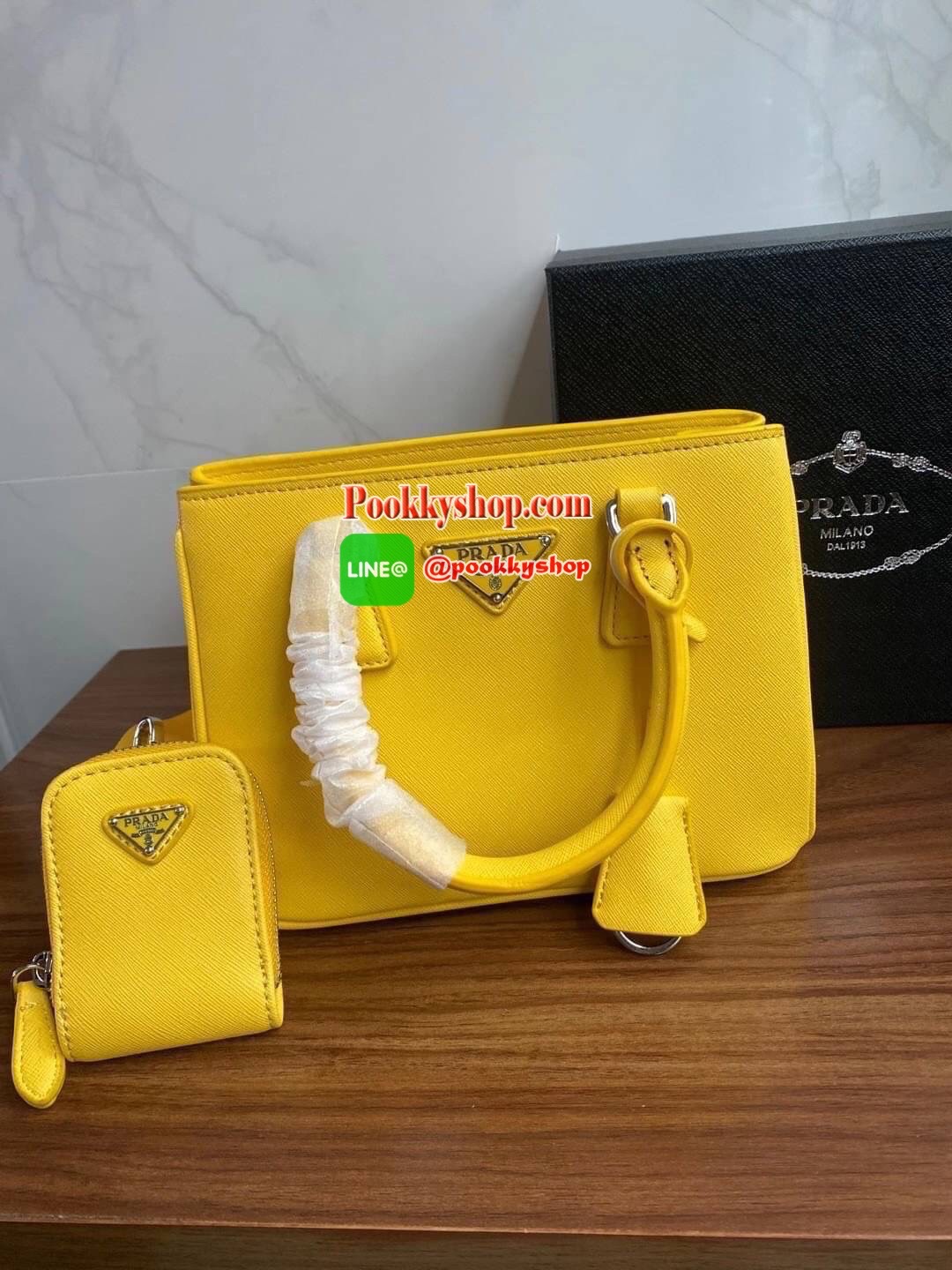 Prada กระเป๋าถือหรือสะพายอเนกประสงค์ วัสดุหนังสวยอยู่ทรงขนาดกำลังดีน้ำหนักเบา ดีไซน์สวยเก๋ที่หูหิ้วกระเป๋า โลโก้แบรนด์อะไหล่หรู หูจับแข็งแรงพับลงได้สะดวกใช้หัวซิปแบรนด์ ภายในมีโลโก้ ช่องซิป ช่องใส่มือถือ สามารถใส่กระเป๋าสตางค์ใบยาว ipad mini ของใช้จุกจิกไ