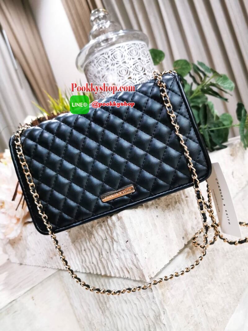 พร้อมส่ง! BEST SELLER! CHARLES & KIETH MINI CLUTCH BAG กระเป๋าสะพายทรงคลัชรุ่นยอดนิยมดีไซน์คลาสสิควัสดุหนังนิ่มลายตารางสวยอยู่ทรงขนาดมินิสไตล์ Chanel เปิดปิดด้วยตัวล๊อคแบบบิดอะไหล่ทอง ด้านหลังประดับโลโก้แบรนด์สวยดูดี มาพร้อมสายสะพายโซ่ร้อยหนัง Crossbody ไ