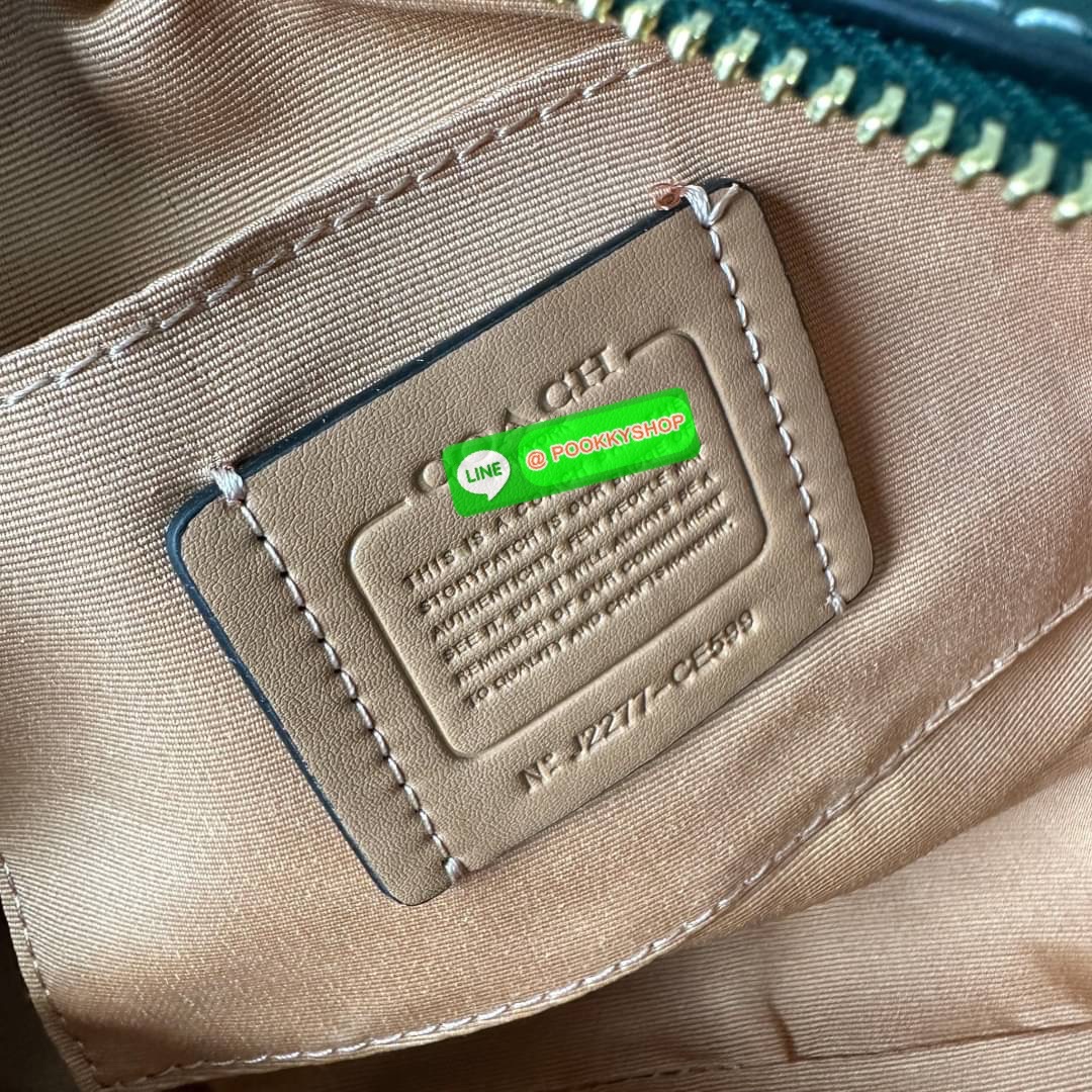 Coach Jamie Camera Bag In Signature Canvas With Varsity Motif (coach ce599) กระเป๋าสะพายข้าง ดีไซน์ยอดฮิตตลอด ไม่ตกเทรน วัสดุหนังแคนวาสตัดหนังแท้ เปิดปิดด้วยซิป ภายในช่องโล่งกว้างมีช่องแยกอเนกประสงค์สามารถใส่โทรศัพท์มือถือได้ทุกรุ่น สามารถใส่กระเป๋าสตางค์