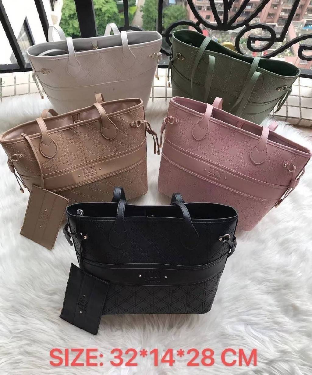 LYN สะพายข้าง ทรงช็อปปิ้ง ด้านในโล่งกว้างจุของได้เยอะ มีช่องซิปเล็กๆ นะคะ