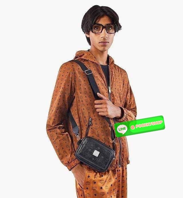 MCM X-MINI KLASSIK CROSSBODY BAG IN VISETOS รุ่นยูนิเซ็กส์มาแล้วจ้า!! ไซส์นี้ใช้ได้ทั้งหนุ่มๆสาวๆไปเลย กระเป๋าสะพายข้างทรงครอสบอดี้ ใบเล็กขนาดกะทัดรัด วัสดุหนังแคนวาสคุณภาพดี มีช่องหลัก 2 ช่อง ภายในมีช่องย่อยให้ 1 ช่อง มาพร้อมสายสะพายสปอร์ตที่ดีไซน์หรูไม่