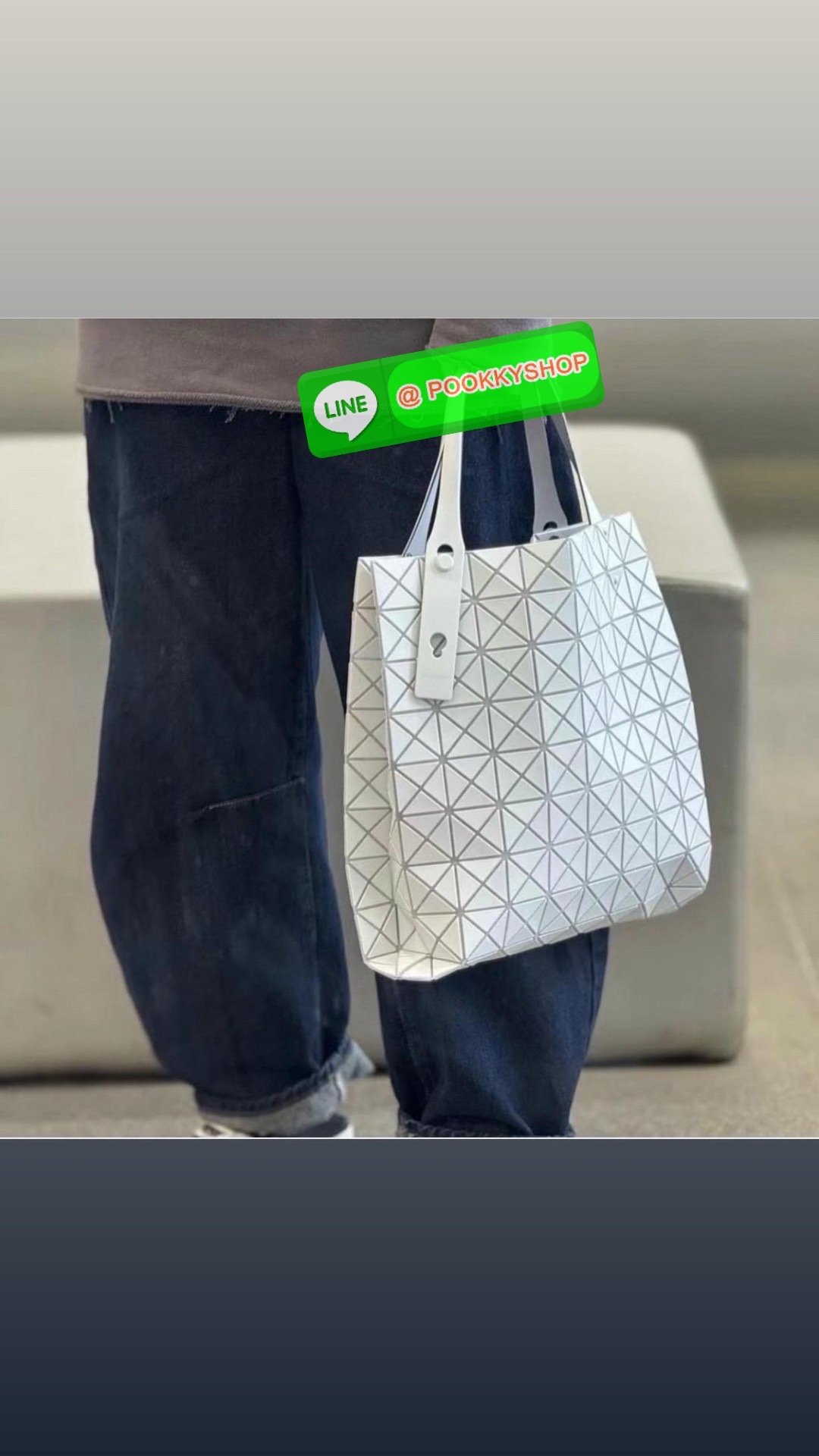 BAO BAO PRISM PLUS Handbag (Large) 🔖กระเป๋าถือจากแบรนด์ BAO BAO ISSEY MIYAKE ดีไซน์คลาสสิกทรงสี่เหลี่ยม มาพร้อมลวดลายสามเหลี่ยมที่มีมิติ 🔖วัสดุ: โพลีเอสเตอร์ ผสมหนัง 🔖 ปากกระเป๋าเปิด ซับในเป็นไนลอน มีช่องกระเป๋าด้านในและหูหิ้วกระเป