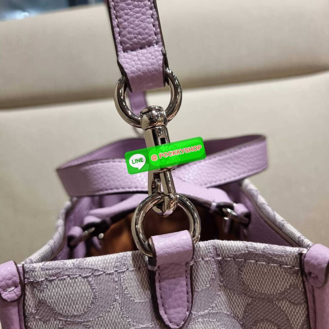 COACH C8448 DEMPSEY CARRYALL IN SIGNATURE JACQUARD WITH PATCH ใบใหญ่ จุใจ คอลเลคชั่นสุดปัง สีที่สาวๆรอคอย ละมุนเกินเบอร์ สวยคม มีความหรูในตัว กับกระเป๋าทรงโท้ท ไซส์ใหญ่ที่สามารถจุของได้แบบไม่ต้องกังวล ฟังก์ชั่นการใช้งานสะดวกที่สุด มีทั้งสายคล้องในตัว และส