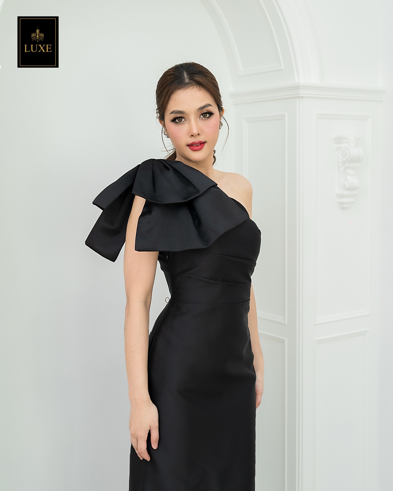 เดรสแฟชั่น เดรสเสื้อไหล่เดียวแขนกุด กระโปรงยาวทรงตรง แต่งโบว์ไซส์ใหญ่ที่ไหล่ขวา