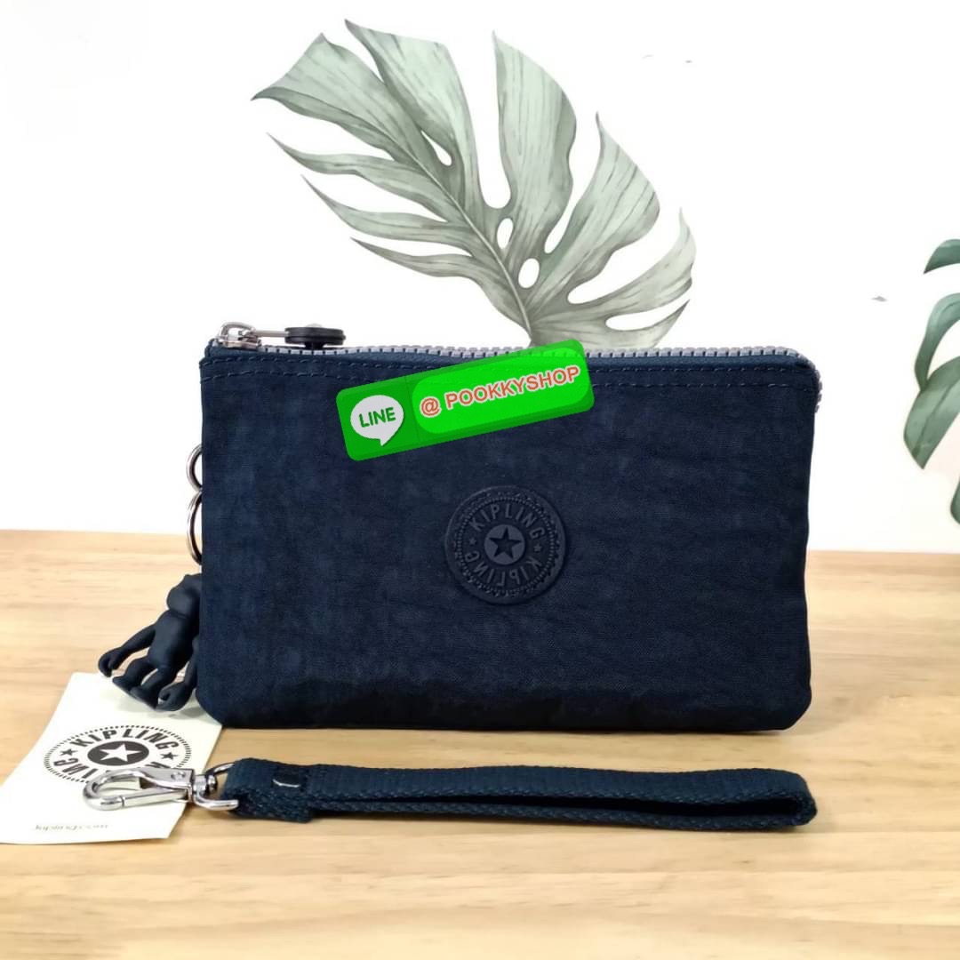 Kipling Creativity Large Pouch วัสดุ Nylon 100% กระเป๋าคล้องมือขนาดพอเหมาะ 7.25 นิ้ว พกพาสะดวก เปิด-ปิดด้วยซิปเดียวใช้งานง่าย ด้านในมีช่องกว้าง 2 ช่องและช่องซิปเล็กตรงกลางอีก 1ช่อง ใช้งานได้สะดวก สามารถใส่มือถือ 7.5 นิ้วได้ กุญแจรถ ธนบัตรได้ ล็อตนี้มาพร้อ