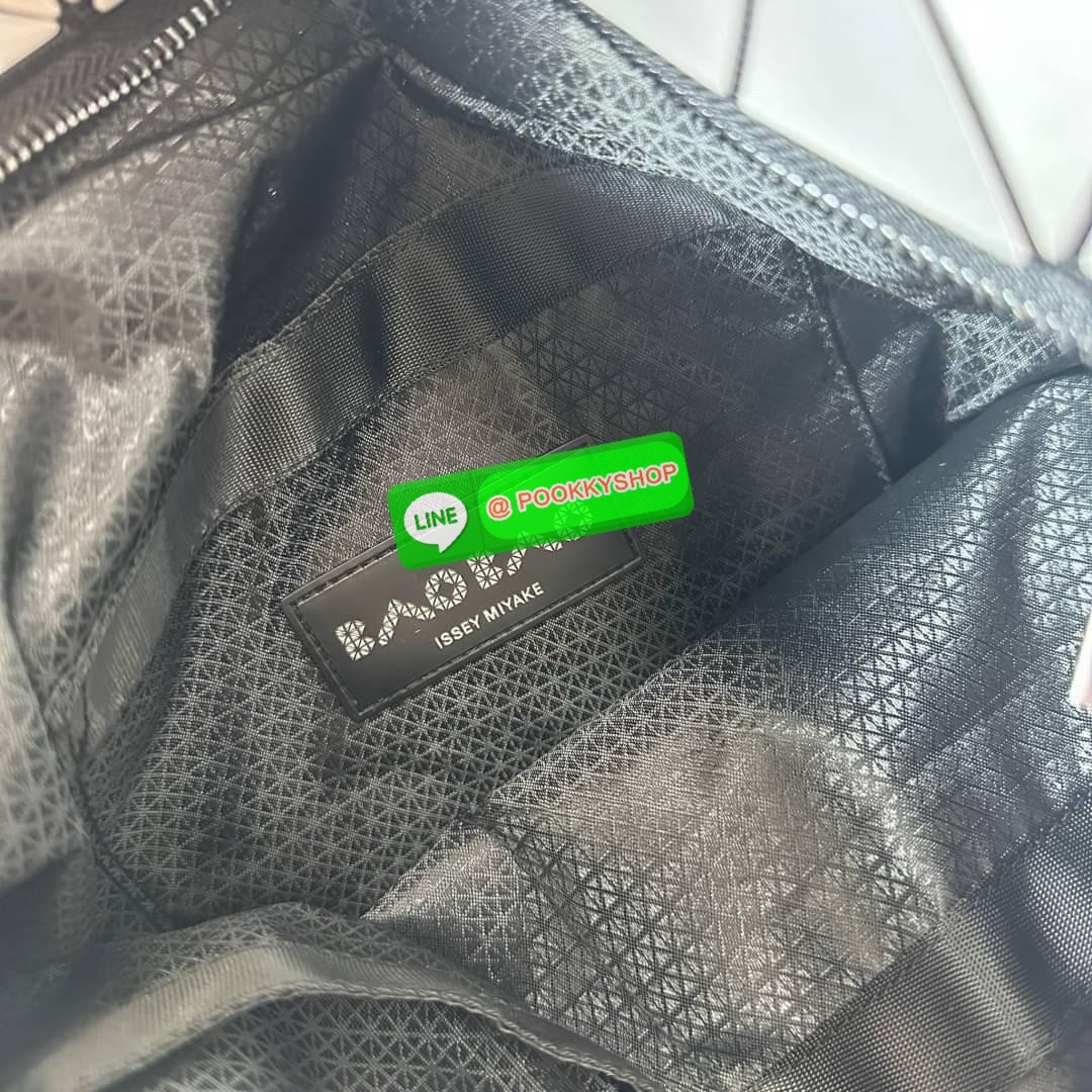 Bao bao Issey Miyake Rock Matte กระเป๋า Bao Bao ซีรีส์นี้จะเป็นทรงสี่เหลี่ยมผืนผ้าและทรงสี่เหลี่ยมจัตุรัส น้ำหนักเบา มีซิปปิดด้านบน ถือเป็นรุ่นที่เหมาะกับการใช้งานในชีวิตประจำวัน สามารถพับมุมและบริเวณด้านล่างของกระเป๋าเพื่อเพิ่มความสะดวกสบายในการใช้งาน ทั