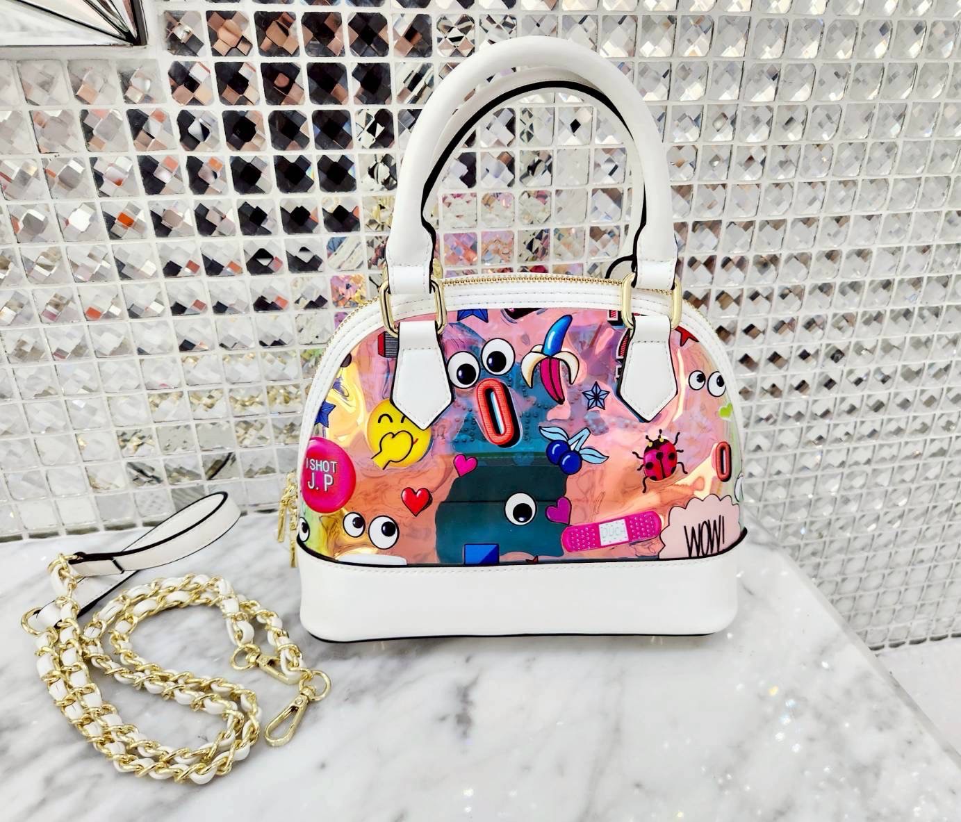 กระเป๋า Eye theme แบรนด์แท้งานคอลเลคชั่นใหม่ใบนี้รับรองคุณภาพความพรีเมียม และความน่ารักน่าใช้ มาพร้อมกระเป๋าใบลูกลายและสายยาว น่ารักแยกใช้งานได้ สวยคุ้มทนทานค่ะ