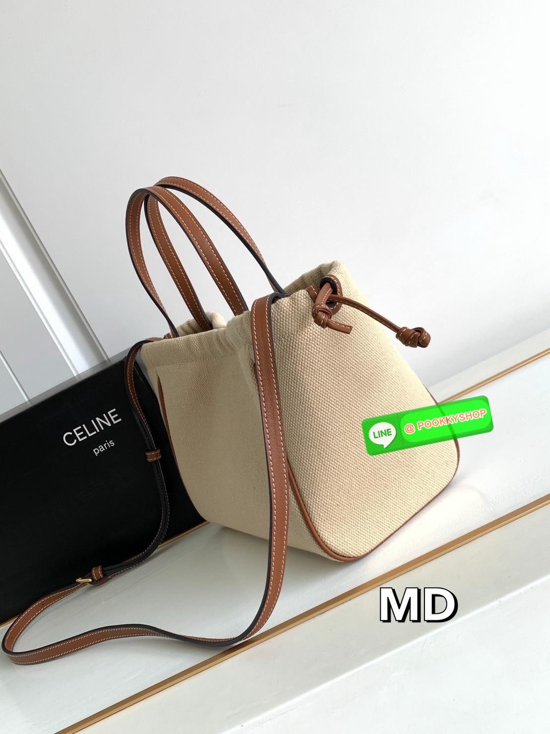 CELINE Small Cabas Drawstring Cuir Triomphe / CELINE TOTE BAG กระเป๋าทรงโท้ทน่ารักน่าใช้ ตัวกระเป๋าหนังนุ่มมาก ปากกระเป๋าเป็นหูรูดดึงปรับทรงได้สองแบบสองสไตล์ ด้านในเปิดปิดด้วยกระดุม ภายในโล่งกว้างจุของได้คุ้มๆ มาพร้อมสายสะพายยาวถอดและปรับได้ แมทช์กับเสื้อ