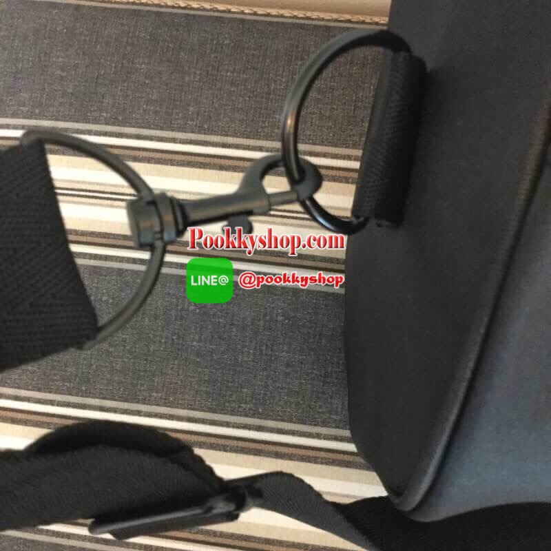 Chanel Duffel / Travel Bag กระเป๋าแบรนด์ Chanel VIP gift Bag ใช้เป็นกระเป๋าเดินทาง หรือหิ้วไปฟิตเนส ไปยิม เก๋ๆก็ได้ค่ะ หัวซิปปั้มโลโก้ ด้านในเป็นช่องกว้าง และมีอีกหนึ่งช่องซิปทำจากผ้าหนาผิวมัน กันน้ำได้ ดูเรียบ แต่หรู มาพร้อมสายสะพายยาว ถอดสายได้ การันตีค