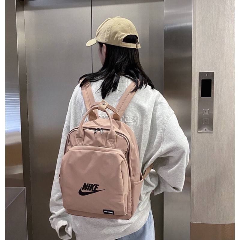 กระเป๋าสะพายหลัง Nike รุ่นนี้ขอบอกว่าชนช๊อปใช้ได้ทั้งผู้ชาย ผู้หญิง เด็ก ผู้ใหญ่ ใส่ได้จ้ะ จุของได้เยอะ น่าใช้มากๆแม่ กระเป๋ามีหลายช่อง จะถือก็ได้สะพายก็เท่ห์ มีมาให้เลือกช๊อปถึง 3 สี